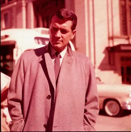 Der ewige Junggeselle Brad (Rock Hudson) verdreht s&auml;mtlichen Frauen den Kopf - bis er auf die nette Stimme von Jan aufmerksam wird, mit er sich einen Anschluss teilt ...