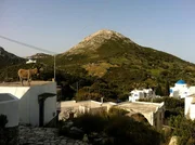 Zum ersten Mai landen die Esel in einem kleinen Bergstädtchen auf Naxos auf dem Dach. Zum ersten Mai landen die Esel in einem kleinen Bergstädtchen auf Naxos auf dem Dach.