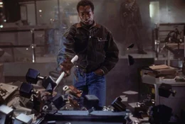 Mit Hilfe des Wissenschaftlers Dyson (Joe Morton) versuchen Sarah und der Terminator, den bevorstehenden atomaren Exitus zu verhindern ...