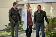 Nela (Inez Björg David) hilft Alex (Vinzenz Kiefer, l.) und Semir (Erdogan Atalay) ein weiteres Mal und sorgt dafür, dass sie unbemerkt verschwinden können. Nela (Inez Björg David) hilft Alex (Vinzenz Kiefer, l.) und Semir (Erdogan Atalay) ein weiteres Mal und sorgt dafür, dass sie unbemerkt verschwinden können.