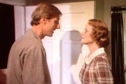 Harve Miller (James Cromwell, l.) hat bei der Lehrerin Miss Wilder (Lucy Lee Flippin, r.) gelernt, ernste Gespräche zu führen. Harve Miller (James Cromwell, l.) hat bei der Lehrerin Miss Wilder (Lucy Lee Flippin, r.) gelernt, ernste Gespräche zu führen.