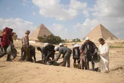 Eine Gruppe von Arbeitern gräbt das neu entdeckte königliche Gebäude in der Stadt der Pyramidenbauer auf dem Gizeh-Plateau in Kairo, Ägypten, aus.