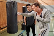 Stefan Vollmer (Hendrik Duryn, r.) bietet Cem (Daniel Rodic) einen Job als Co-Trainer in der Box-AG an. Stefan Vollmer (Hendrik Duryn, r.) bietet Cem (Daniel Rodic) einen Job als Co-Trainer in der Box-AG an.