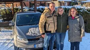 Nicole (re.) und Daniel brauchen dringend ein größeres Auto. Kann ihnen Karola Becker (M.) dabei helfen?