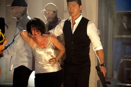 Ruth McMilla (Melissa Leo) und Kang (Rick Yune).