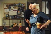 Theres (Ursula Erber) ist genervt von dem Krächzen von Vogel Beo und droht ihm mit dem Suppentopf. Theres (Ursula Erber) ist genervt von dem Krächzen von Vogel Beo und droht ihm mit dem Suppentopf.