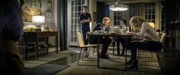 Ihr seid doch kindisch! Stephan (Christoph Maria Herbst; im Vordergrund), v.l.n.r.: Thomas (Florian David Fitz), Ren&eacute; (Justus von Dohn&aacute;nyi), Anna (Janina Uhse), Elisabeth (Caroline Peters).