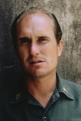 Nahe der Front in einer &ouml;den Gebirgslandschaft leistet Major Frank Burns (Robert Duvall) selbstlos seinen Dienst ...