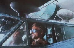 Plata (Terence Hill, r.) und Salud (Bud Spencer, l.) erwerben einen alten Doppeldecker, mit dem sie die Versorgung der Minensch&uuml;rfer vornehmen k&ouml;nnen. Doch schon bald gibt es massiven &Auml;rger ...