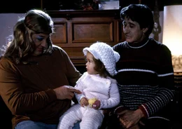 Seit 35 Jahren Mama (Heinz Hoenig, l.) und Papa (Rolf Zacher, r.)! Doch ihr Ziehsohn Ferdinand benimmt sich, beeinflusst durch sein Elternhaus, wie eine Tunte. Und niemand will seinen Beteuerungen glauben, ein waschechter Hetero zu sein ...