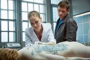Die Rechtsmedizinerin Nela Stegmann (Inez Björg David) erklärt Alex (Vinzenz Kiefer), wie grausam die tätowierte Tote gestorben sein muss.