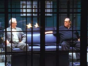 Sam (Scott Wilson, l.) und Joe (Maury Chaykin) sind alte Feinde. Doch geht die Abneigung so weit, dass Joe seinem Rivalen einen Mord in die Schuhe schiebt?