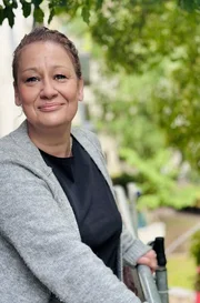 Protagonistin Nicole Adam auf ihrem Balkon Protagonistin Nicole Adam auf ihrem Balkon