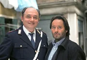 Commissario Brunetti (Uwe Kockisch, rechts) und Sergente Vianello (Karl Fischer) ermitteln den rätselhaften Selbstmord eines Kadetten an einer Militärakademie. Commissario Brunetti (Uwe Kockisch, rechts) und Sergente Vianello (Karl Fischer) ermitteln den rätselhaften Selbstmord eines Kadetten an einer Militärakademie.