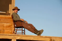 Daniel Plainview (Daniel Day-Lewis) blickt zufrieden auf seine Bohranlage f&uuml;r Erd&ouml;l.