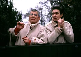 Nach 35 Jahren m&uuml;ssen Laila (Heinz Hoenig, l.) und Harry (Rolf Zacher, r.) erleben, dass ihr geliebter Ziehsohn Ferdinand bei ihnen auszieht, um endlich ein richtiger Mann zu werden. W&auml;hrend "Papa" souver&auml;n mit der Situation umgeht, bricht f&uuml;r "Mama" die Welt zusammen ...