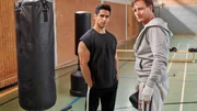 Stefan Vollmer (Hendrik Duryn, r.) bietet Cem (Daniel Rodic) einen Job als Co-Trainer in der Box-AG an. Stefan Vollmer (Hendrik Duryn, r.) bietet Cem (Daniel Rodic) einen Job als Co-Trainer in der Box-AG an.