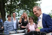 Tilmann Schöberl als "Grillmeister" mit den Landfrauen. Von links: Katharina Mayer, Cathi Lichtmannegger, Heidi Kaiser, Edeltraud Zehetmeier und Tilmann Schöberl.