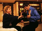 Genervt lässt Nikola (Mariele Millowitsch) von Dr. Schmidt (Walter Sittler) ihren verletzten Fuß untersuchen.