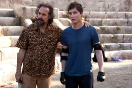 L-r: Mr. D (Stanley Tucci) und Percy Jackson (Logan Lerman)