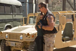 L-R: Serge (Matthew Willig) und Kat Rivers(Lexi Johnson)