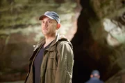 Roger Dams (Robert Dölle) sucht mit seinen Leuten nach Peter Neumann. Roger Dams (Robert Dölle) sucht mit seinen Leuten nach Peter Neumann.