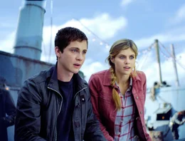 Der Schutzwall des Halbgott-Camps wurde zerst&ouml;rt, und nur wenn das Goldene Vlies zur&uuml;ckerobert wird, kann es und seine Insassen gerettet werden. Percy Jackson (Logan Lerman, l.) wagt sich zusammen mit Annabeth (Alexandra Daddario, r.) auf eine gef&auml;hrliche Odyssee in das unerforschte "Meer der Monster" ...