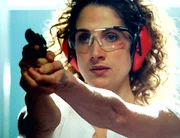 Ein als vorbildlicher B&uuml;rger geltende Mann wird ermordet. Im Labor testet Stella (Melina Kanakaredes), aus welcher Entfernung geschossen wurde.