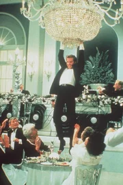 Mit seinen halsbrecherischen Einlagen bringt der Rockstar Nick Rivers (Val Kilmer, M.) Schwung in die feine Gesellschaft ...