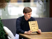 Grübelnd und in Sorgen versunken sitzt Jakob Heilmann (Karsten Kühn) in seinem leeren Restaurant. Nicht nur, dass die Gäste ausbleiben, nun besteht auch noch der Verdacht, dass sich der achtjährige Max Kilian an seinem Essen vergiftet hat.