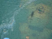 Der Rumpf der USS Arizona ist knapp unter der Wasseroberfl&auml;che zu sehen.
