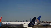 Mehrere Flugzeuge stehen auf dem Rollfeld des Newark Liberty International Airport in Newark, N.J.