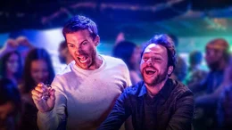 Noah (Scott Eastwood, l.); Peter (Charlie Day, r.)