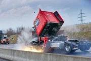 Die Kommissare können in letzter Sekunde abspringen, bevor der LKW sie und ihren Dienstwagen zerquetscht...