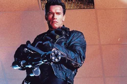"Hasta la Vista, Baby": Professionell entledigt sich der Terminator (Arnold Schwarzenegger) eines unliebsamen Feindes ...