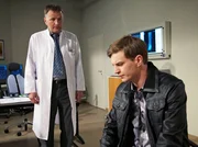 Dr. Roland Heilmann (Thomas Rühmann, links) glaubt nicht, dass sich der achtjährige Max Kilian an Jakobs Essen vergiftet hat und verteidigt diese Haltung auch gegenüber Max' Mutter vehement. Als Jakob Heilmann (Karsten Kühn) seinem Vater gesteht, in finanziellen Schwierigkeiten zu stecken und tatsächlich Essen vom Vortag serviert hat, gerät Roland außer sich.