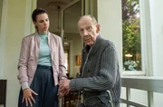 Nina Weiss (Julia E. Lenska, l.) hat herausgefunden, dass Elmar Gerlach (Hans Peter Korff, r.) seine Pflegekraft Sylwia Kowalska adoptieren wollte. Warum?