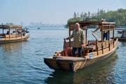 Moderator Christopher Clark auf einem traditionellen Boot auf Hangzhous Westsee Moderator Christopher Clark auf einem traditionellen Boot auf Hangzhous Westsee