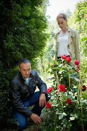 Semir (Erdogan Atalay) und Jenny (Katrin HeĂŸ) machen in dem Schrebergarten einen grausigen Fund... Semir (Erdogan Atalay) und Jenny (Katrin HeĂŸ) machen in dem Schrebergarten einen grausigen Fund...
