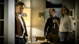 Ren&eacute; (Justus von Dohn&aacute;nyi); im Hintergrund Stephan (Christoph Maria Herbst) und Elisabeth (Caroline Peters)