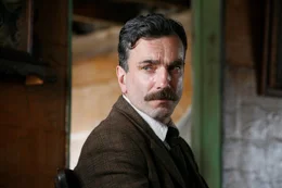 Der von privaten und famili&auml;ren R&uuml;ckschl&auml;gen gezeichnete Unternehmer Daniel Plainview (Daniel Day-Lewis) tut sich schwer, Gef&uuml;hle zu zeigen ...