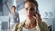 Jenny (Katrin Heß) konfrontiert Cordula Schneider (Susann Uplegger, hinten) gerade mit ihrem Verdacht, als Semir anruft. Jenny (Katrin Heß) konfrontiert Cordula Schneider (Susann Uplegger, hinten) gerade mit ihrem Verdacht, als Semir anruft.