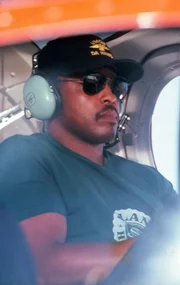 Der Hubschrauberpilot T.C. Calvin (Roger E. Mosley) im Einsatz ... Der Hubschrauberpilot T.C. Calvin (Roger E. Mosley) im Einsatz ...