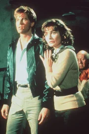 Gemeinsam machen sich Nick (Val Kilmer, l.) und Hillary (Lucy Gutteridge, r.) auf die Suche nach Hillarys Vater, der von DDR-Militärs entführt wurde ...