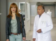 Dr. Anne Wieland (Annika Ernst) hat ihre Untersuchungen in der Sachsenklinik abgeschlossen. Ein freilaufender Hund in einem Krankenhaus könnte Prof. Simoni (Dieter Bellmann) in Bedrängnis bringen.