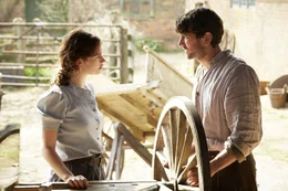 Juliet Ashton (Lily James) und Dawsey Adams (Michiel Huisman)