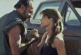 Sarah Connor (Linda Hamilton, r.) besorgt sich von ihrem Freund Waffen, damit sie ihren Sohn John vor den b&ouml;sen Absichten des Cyborgs besch&uuml;tzen kann ...