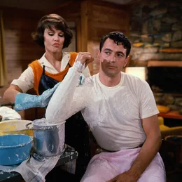 Schon bald muss Abigail (Paula Prentiss, r.) erkennen, dass Roger (Rock Hudson, l.) &uuml;berhaupt keine Bagung f&uuml;rs Angeln hat ...
