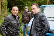 Semir (Erdogan Atalay, l.) und Alex (Vinzenz Kiefer, M.) nähern sich mit Alex' Vater Frank Rickert (Peter Benedict) dem Ort, an dem Alex seine Kindheit verbrachte. Semir (Erdogan Atalay, l.) und Alex (Vinzenz Kiefer, M.) nähern sich mit Alex' Vater Frank Rickert (Peter Benedict) dem Ort, an dem Alex seine Kindheit verbrachte.