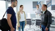 Jenny (Katrin Heß, 2.v.l.) und Semir (Erdogan Atalay, r.) befragen die Polizeischulen-Leiterin Cordula Schneider (Susann Uplegger) und den Ausbilder Kilian Kramer (Ben Ruedinger). Jenny (Katrin Heß, 2.v.l.) und Semir (Erdogan Atalay, r.) befragen die Polizeischulen-Leiterin Cordula Schneider (Susann Uplegger) und den Ausbilder Kilian Kramer (Ben Ruedinger).